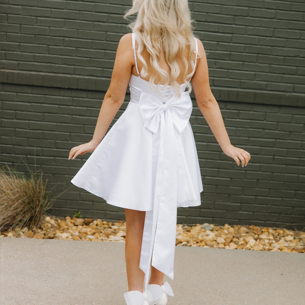 Beautiful white dress with detachable bow